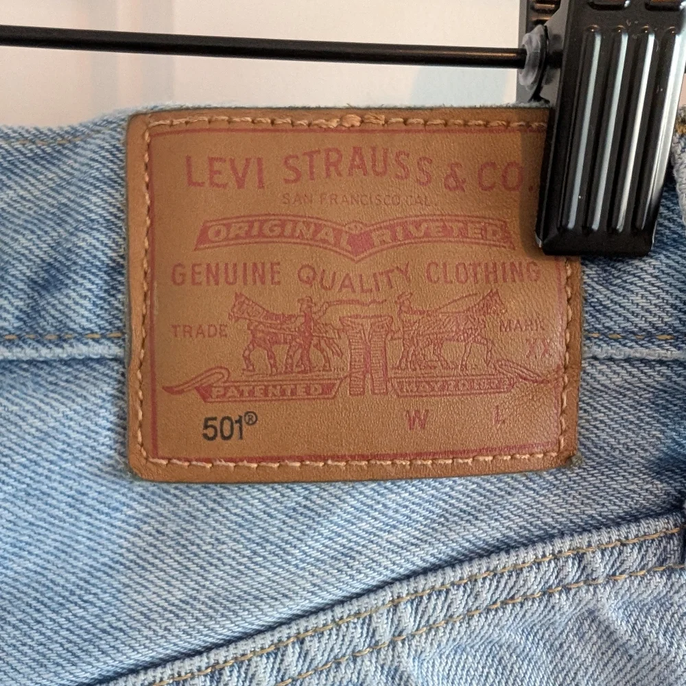 Levi's/Distressed Light Blue Denim Jeans 501 Sz 23 - Picture 3 of 5